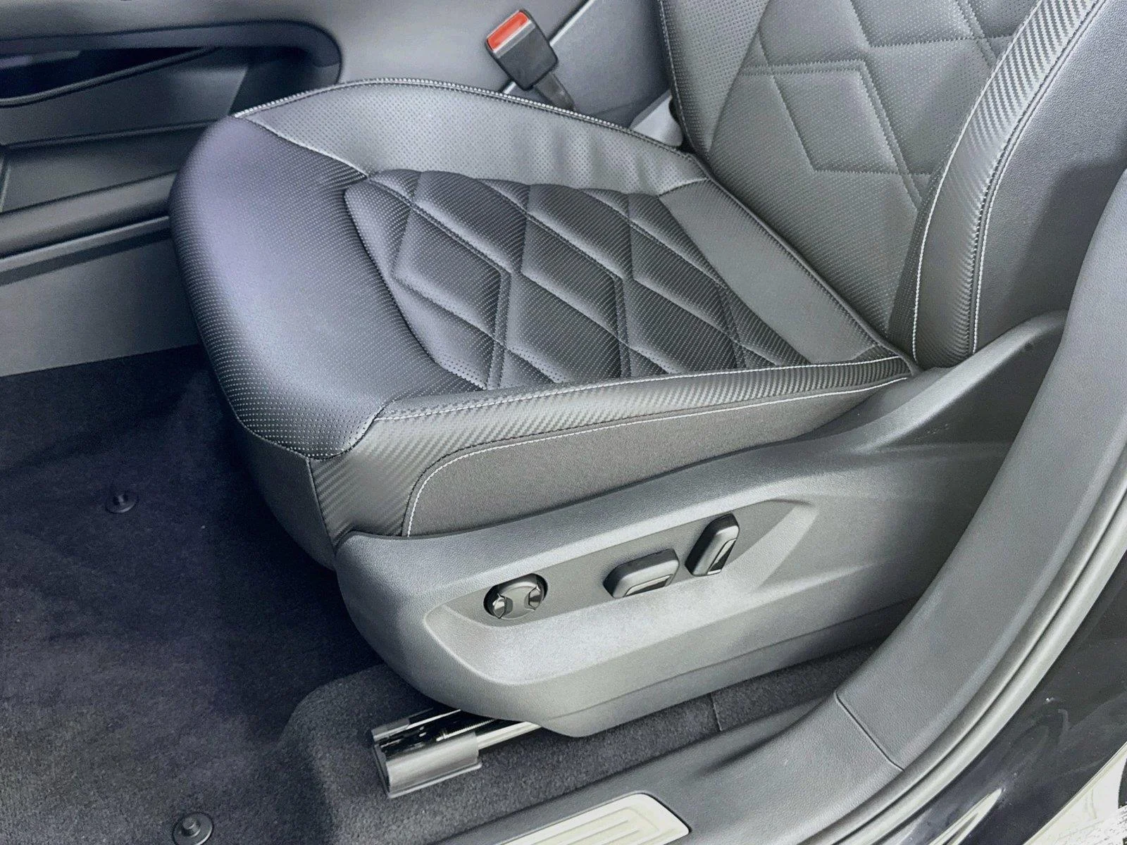 New 2026 Deep Black Pearl Volkswagen 2.0T SE w/Technology image 18