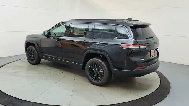 New 2026 Diamond Black Crystal Pearl-Coat Exterior Paint Jeep Altitude image 8