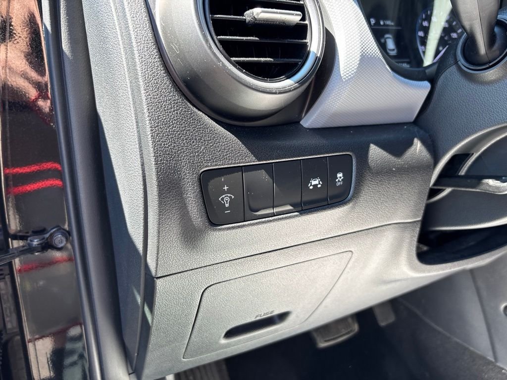 Used 2020 Black Hyundai SE image 15