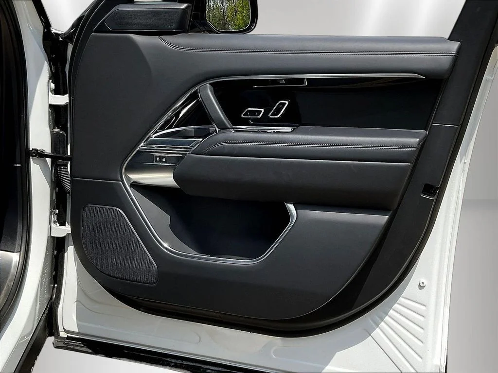Used 2023 Fuji White Land Rover SE image 28