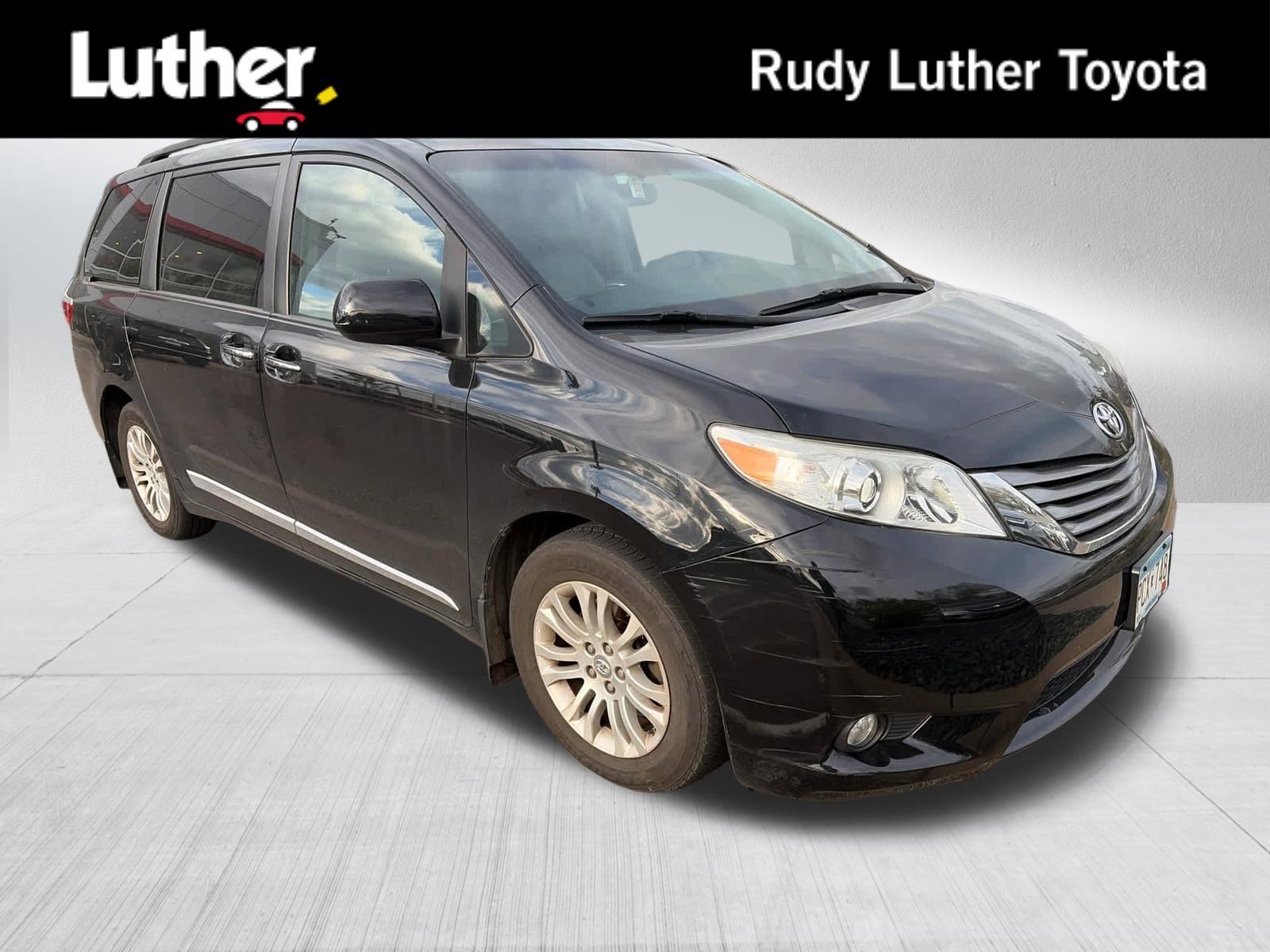 2017 Toyota Sienna XLE V6 8-Passenger's photo