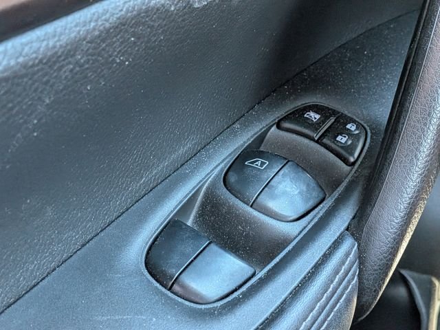 Used 2018 White Nissan S image 21