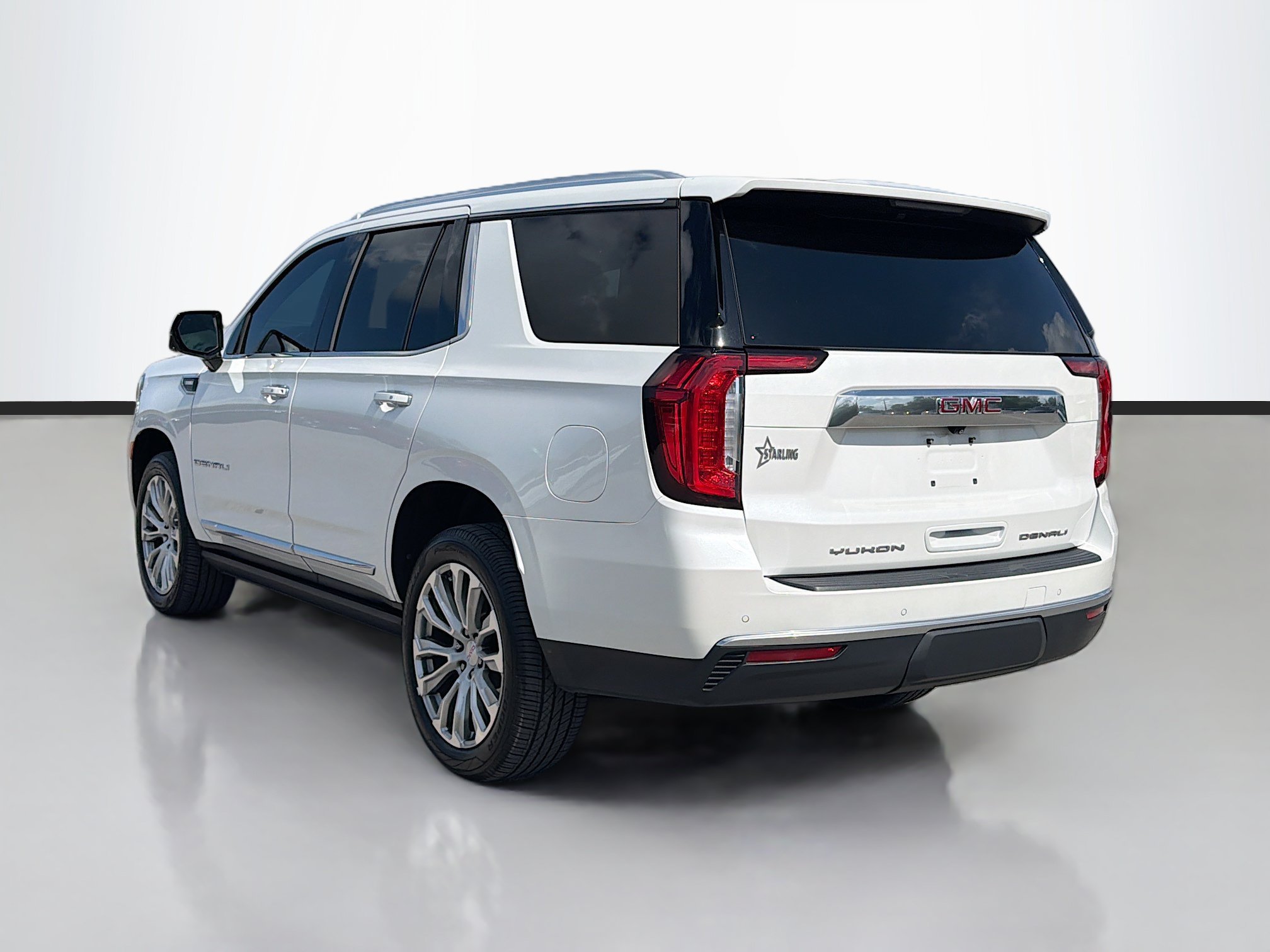 Used 2022 White Frost Tricoat GMC Denali image 3