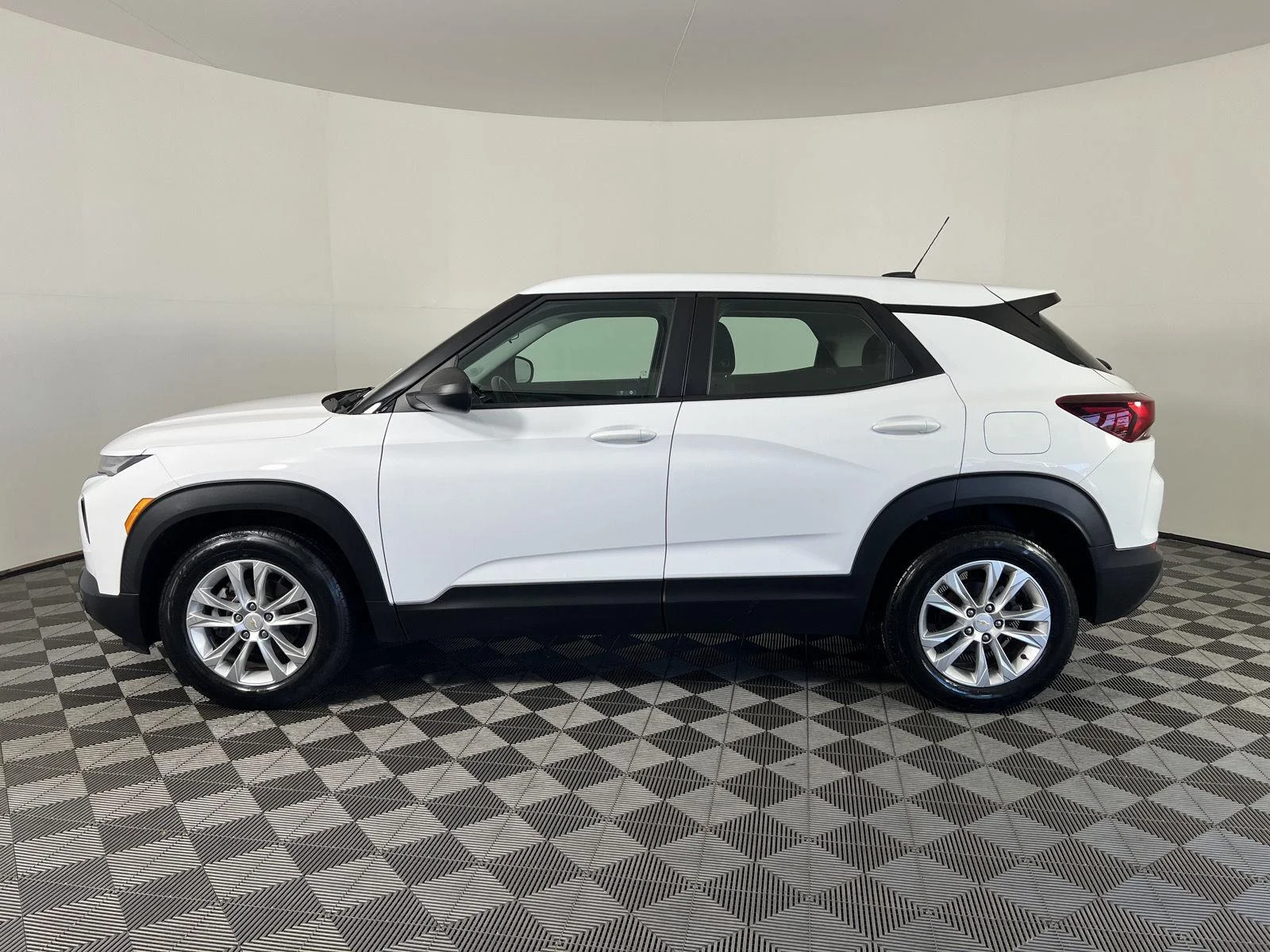 Used 2021 SUMMIT WHITE Chevrolet LS image 25