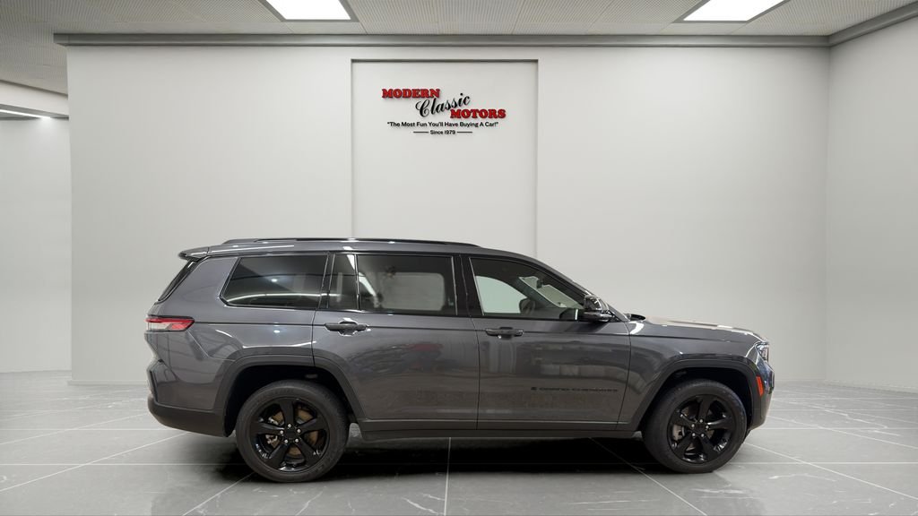 Used 2023 Gray Jeep Altitude image 8