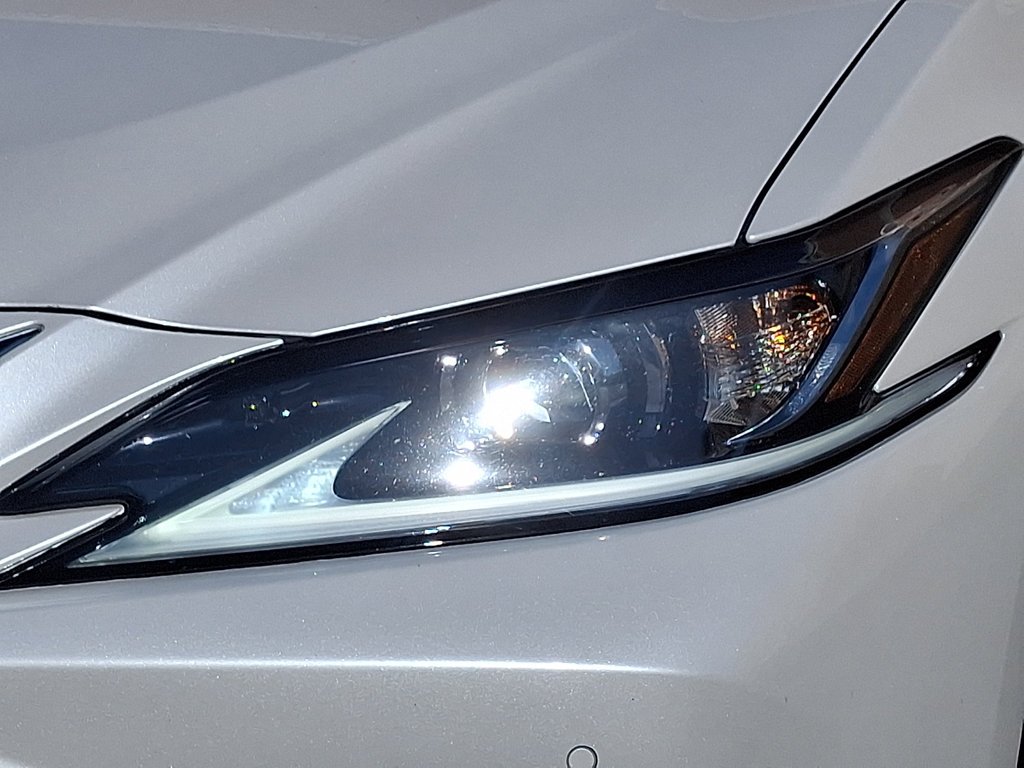 Used 2022 White Pearl Lexus 300h image 9