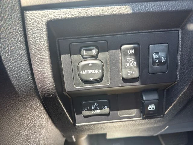Used 2016  Toyota SR5 image 18