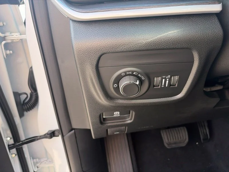 New 2026 Bright White Clear-Coat Exterior Paint Jeep Altitude image 18