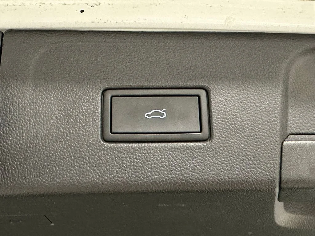 Used 2023  Volkswagen SEL image 13