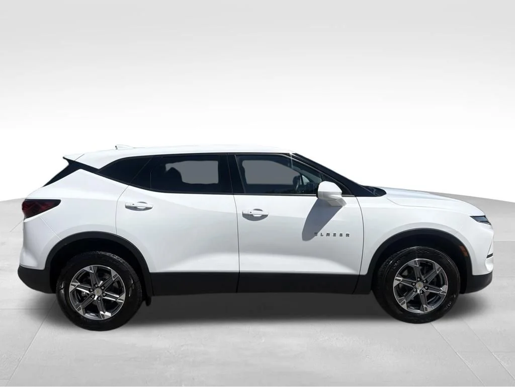 Used 2023 White Chevrolet LT image 7