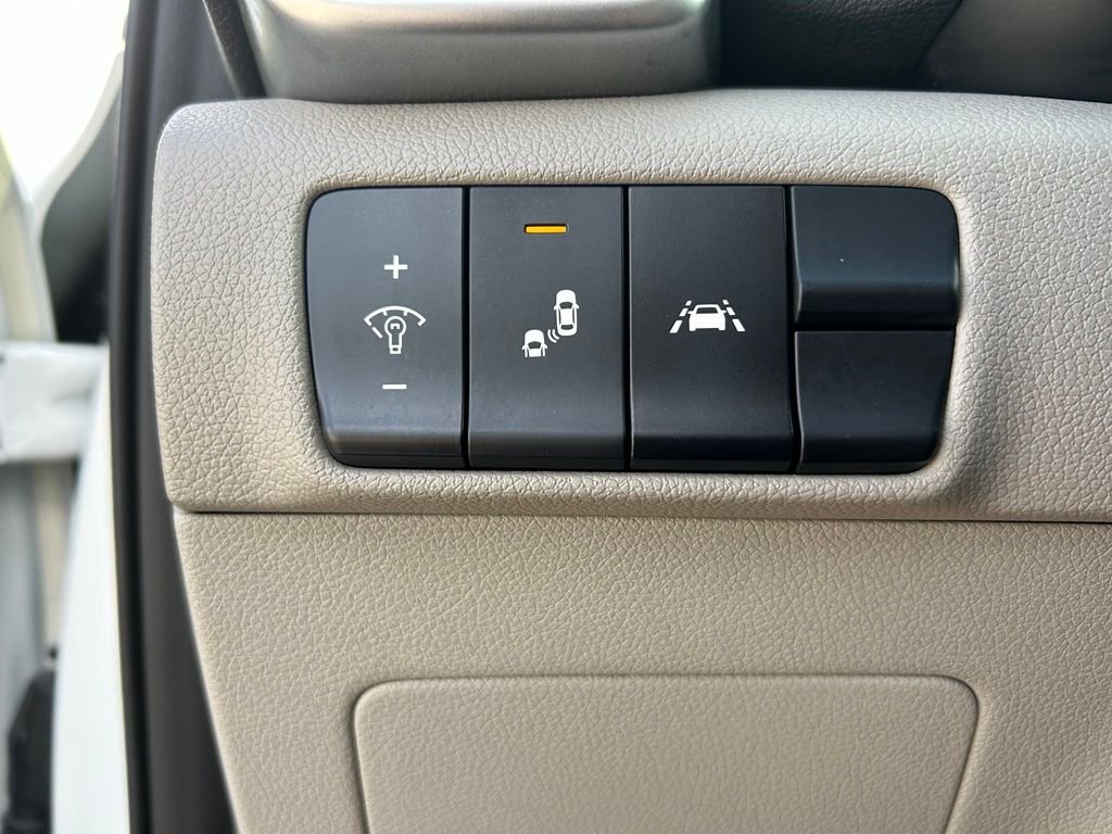 Used 2020 White Kia S image 25