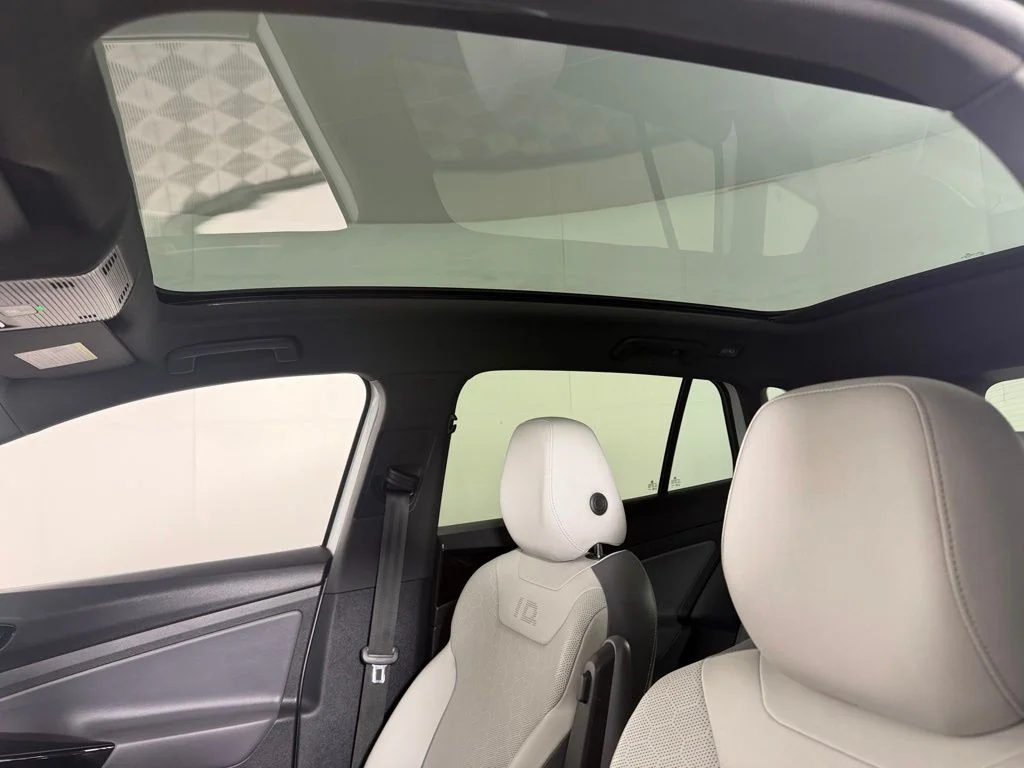 Used 2021 White Volkswagen Pro S image 25