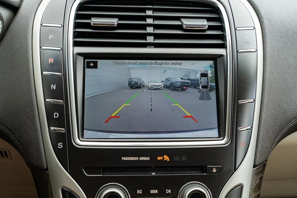 Used 2019 Red Lincoln Reserve image 17