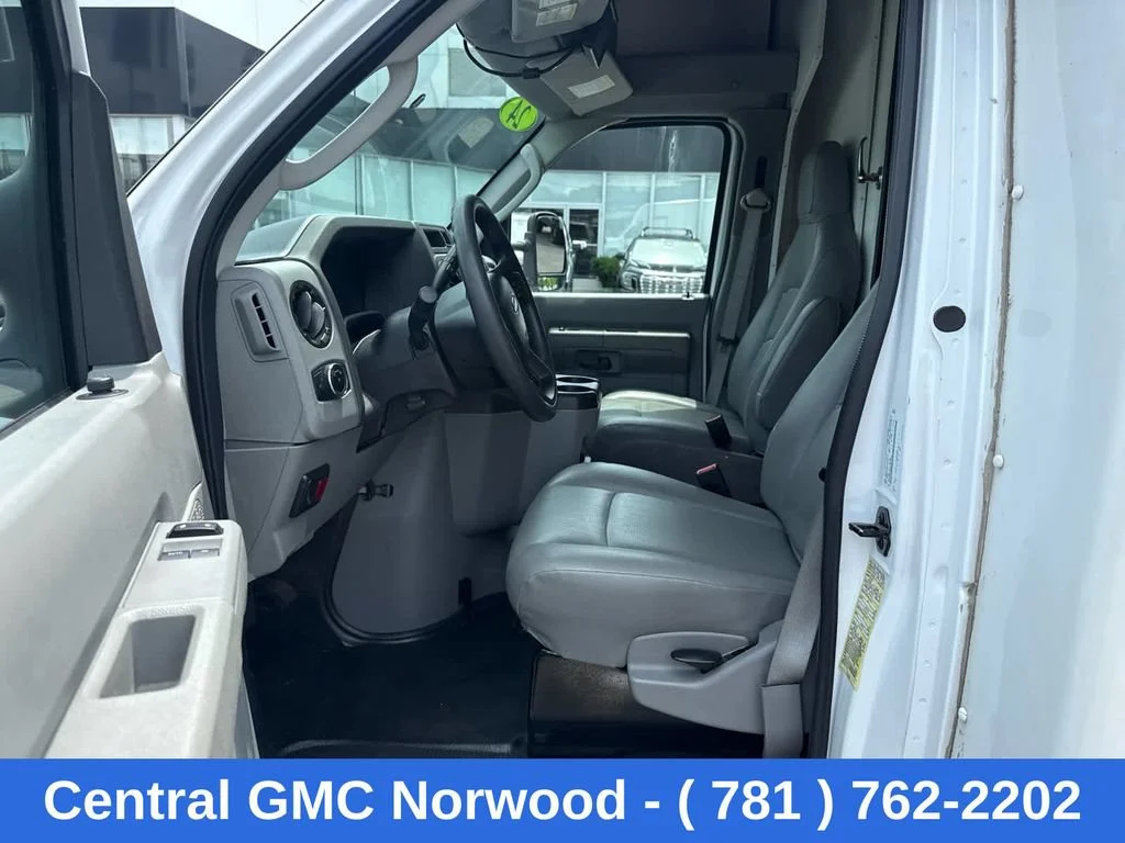 Used 2024  Ford BASE image 16