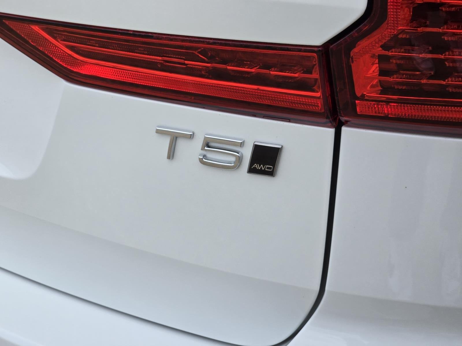 Used 2020 Ice White Volvo Momentum image 9