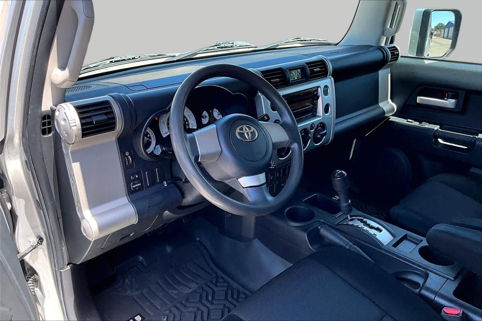 Used 2008 White / Titanium Metallic Toyota  image 17