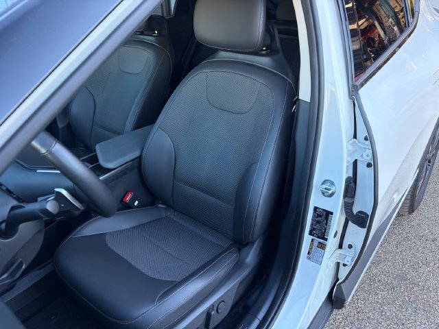 Certified Used 2024 Snow White Pearl Kia Light image 21