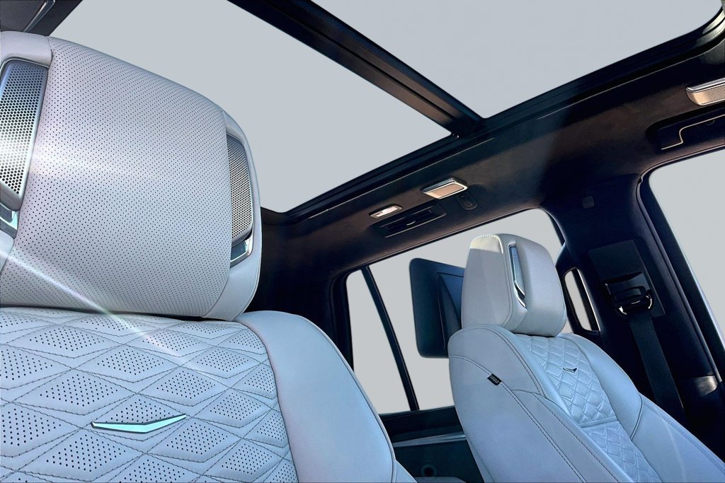 Used 2025 Green Cadillac V-Series image 17