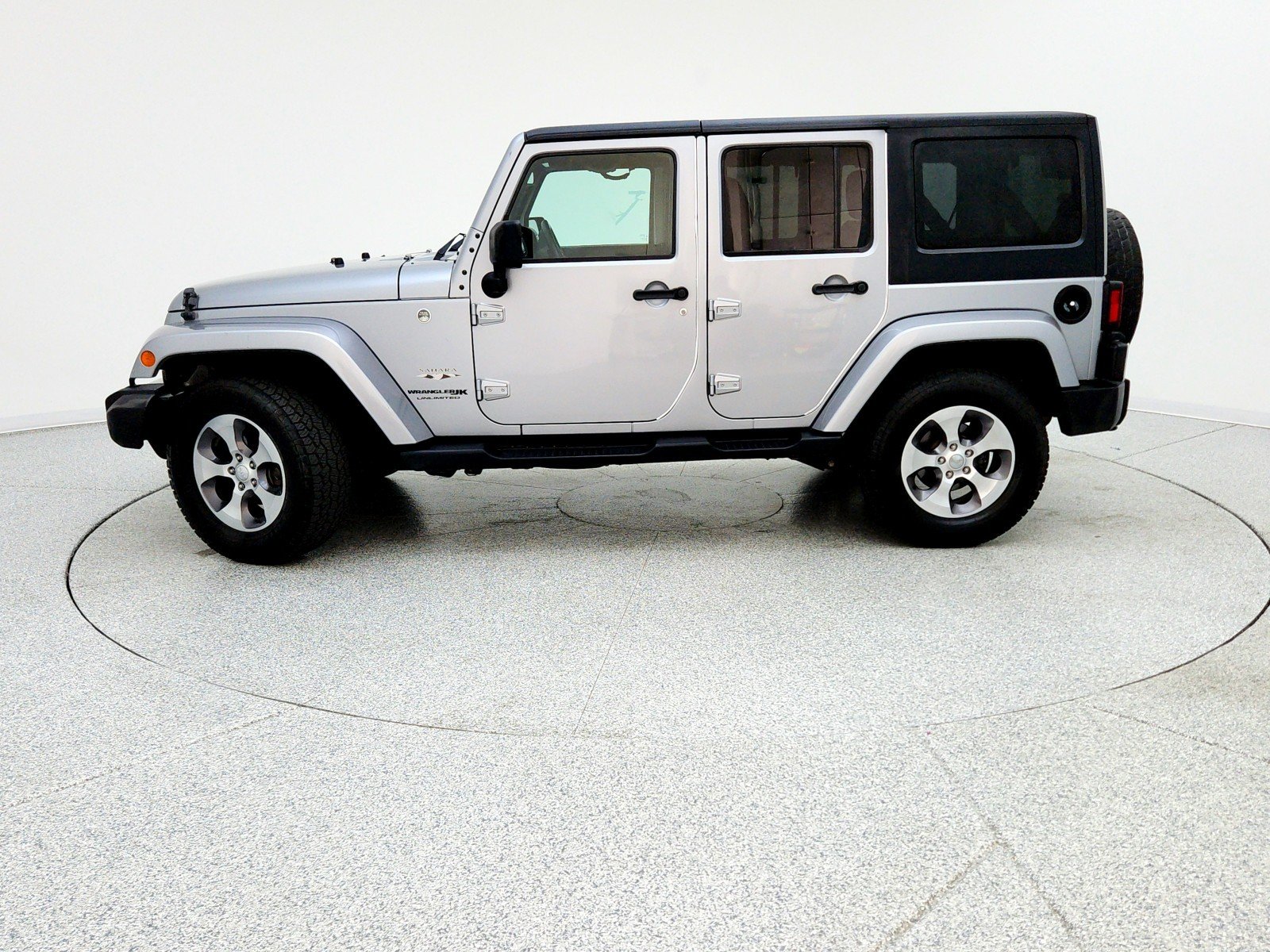 Used 2018 Billet Silver Metallic Clearcoat Jeep Sahara image 9