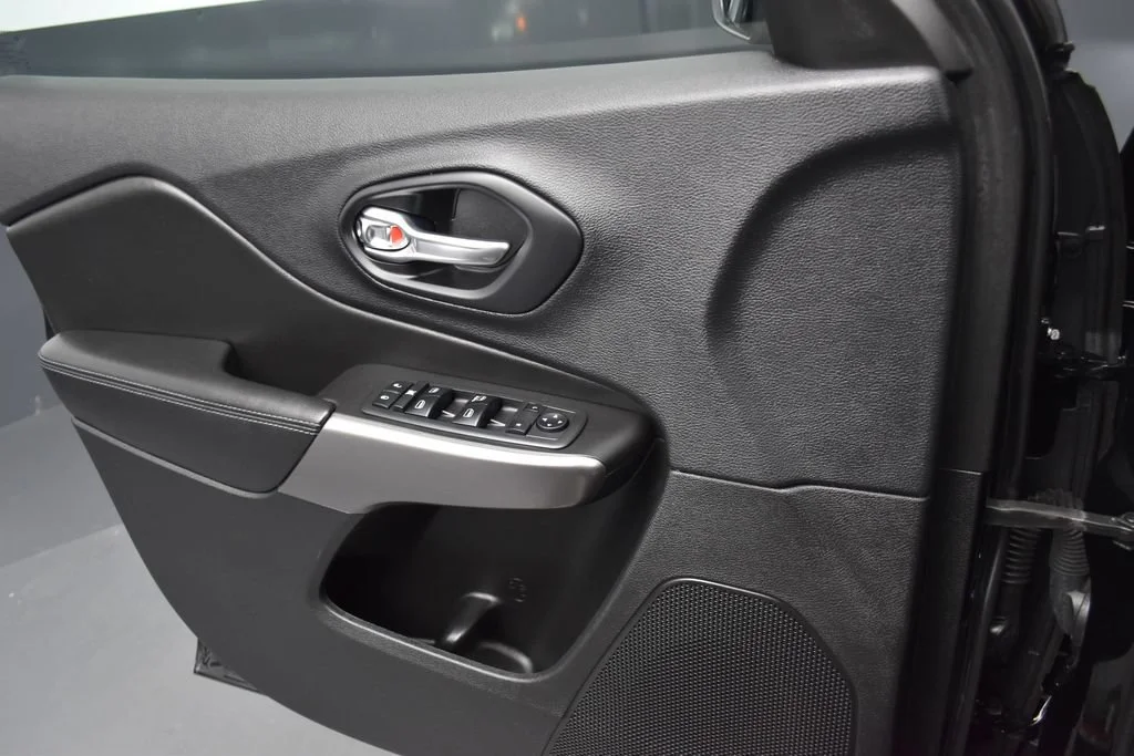 Used 2019 Black Jeep Latitude image 8