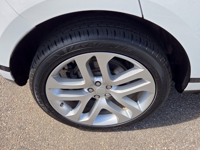 Used 2020  Land Rover R-Dynamic SE image 16