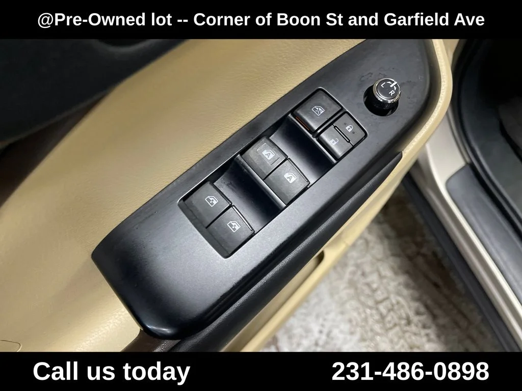 Used 2015  Toyota XLE V6 image 16