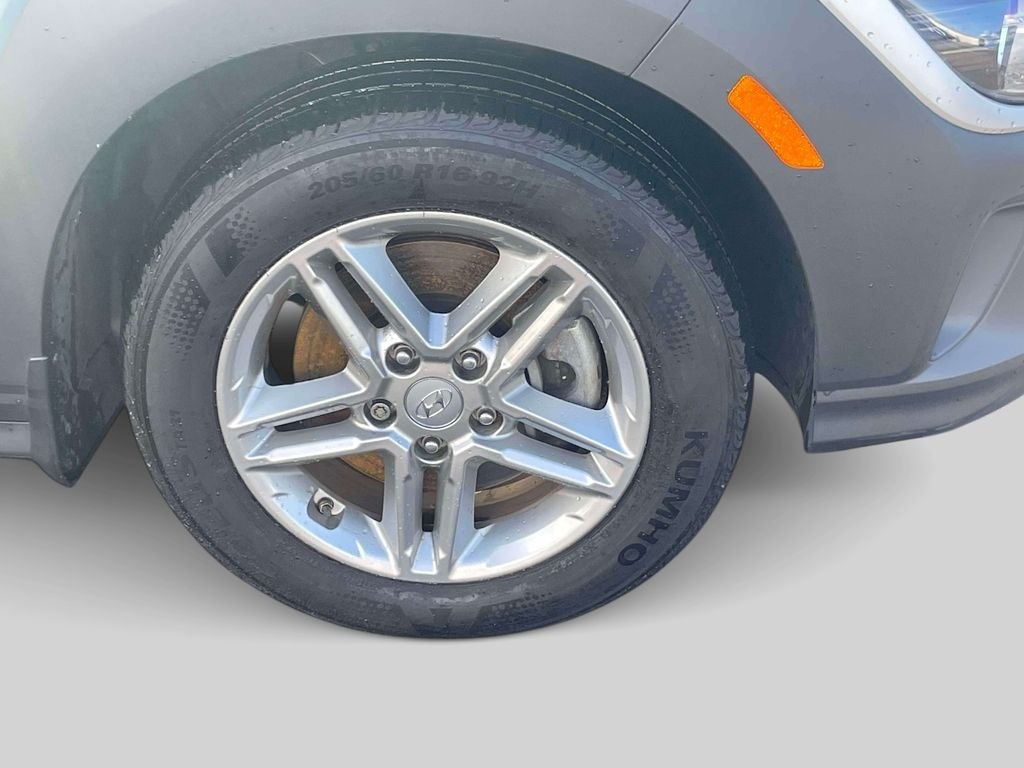 Used 2022 Green Hyundai SE image 9