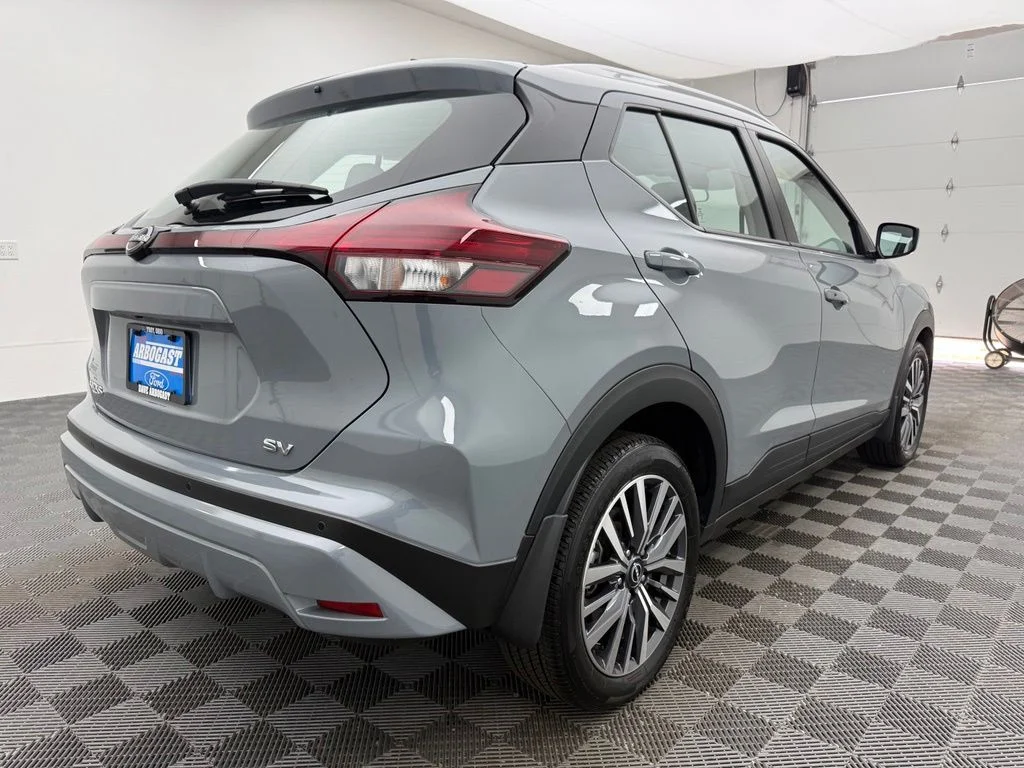 Used 2024 Gray Nissan SV image 7