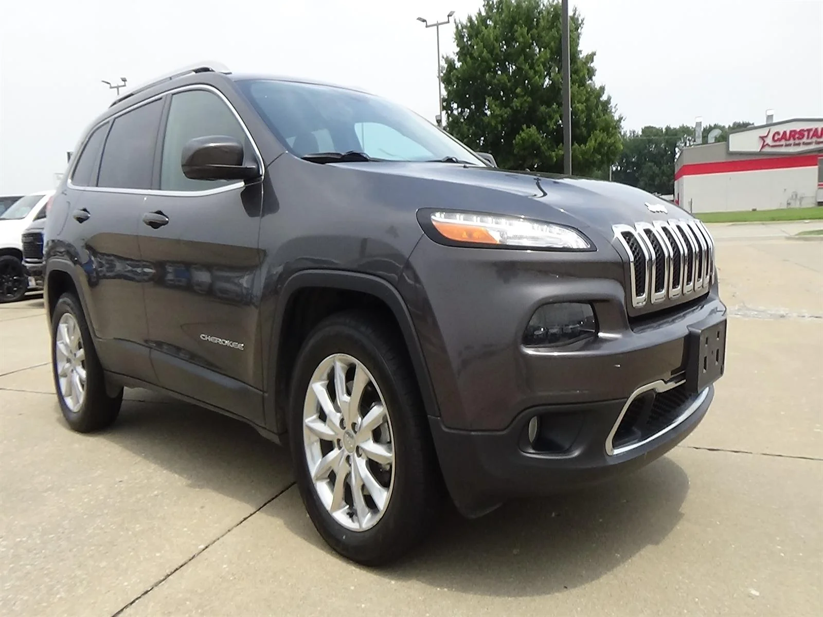 Used 2016 Granite Crystal M Jeep Limited image 4