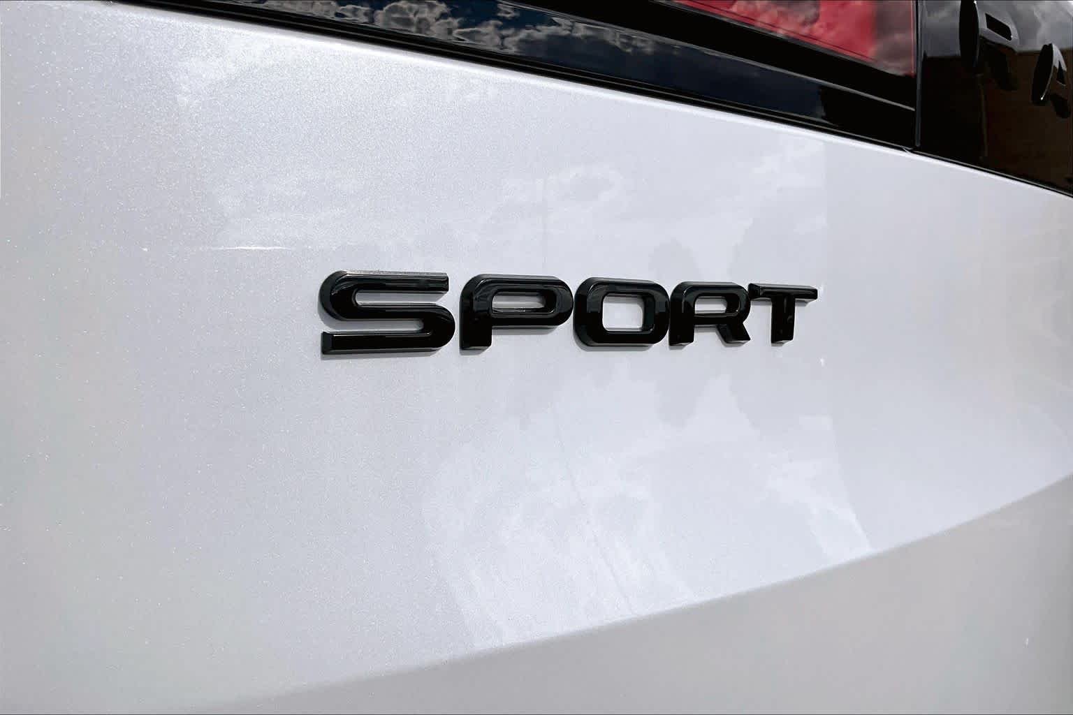 New 2026 Ostuni Pearl White Land Rover Dynamic SE image 15