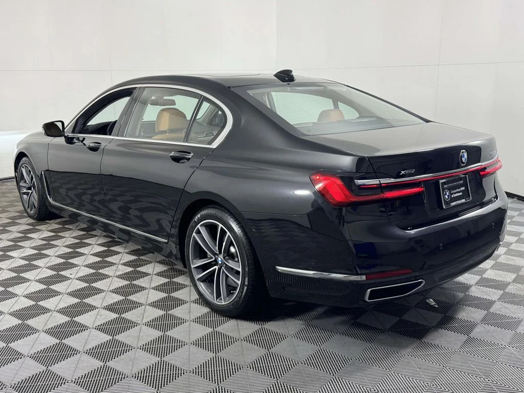 New 2022 Black BMW 750i xDrive image 8