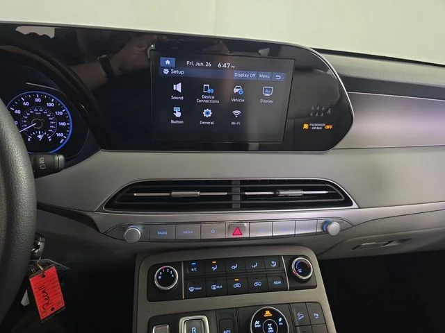 Used 2022 Silver Hyundai SE image 17