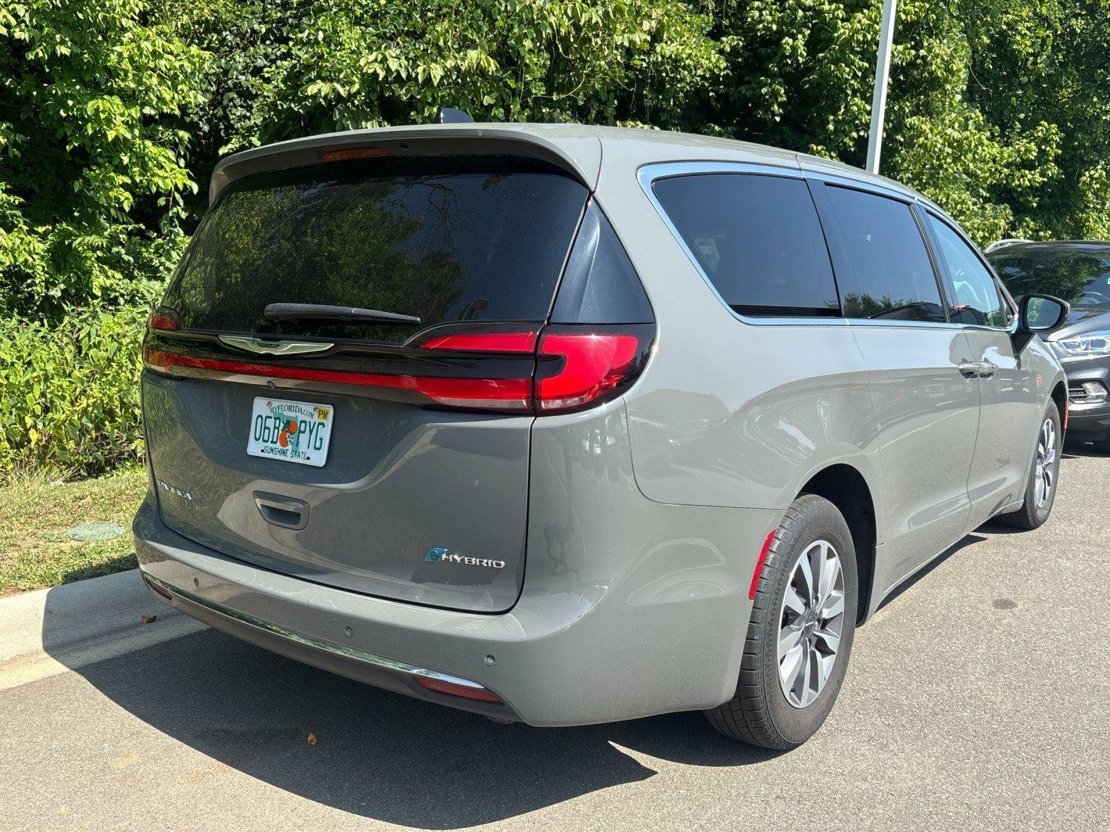 Used 2023 Ceramic Gray Clearcoat Chrysler Hybrid Touring L image 5