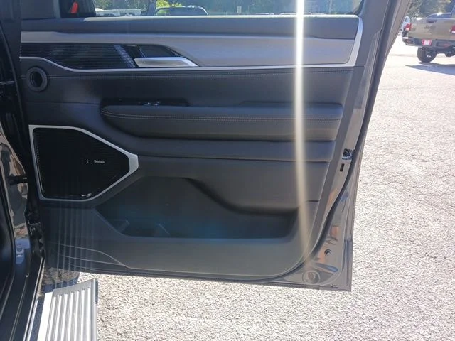 New 2026 Baltic-Gray Metallic Clear-Coat Exterior Paint Jeep Limited Altitude image 39