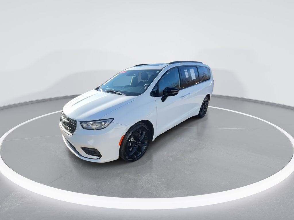 Used 2025 White Chrysler Limited image 4