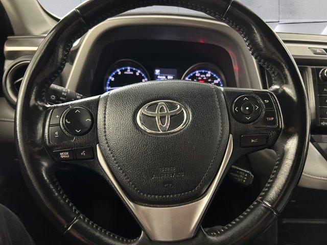 Used 2018 Silver Toyota XLE image 9