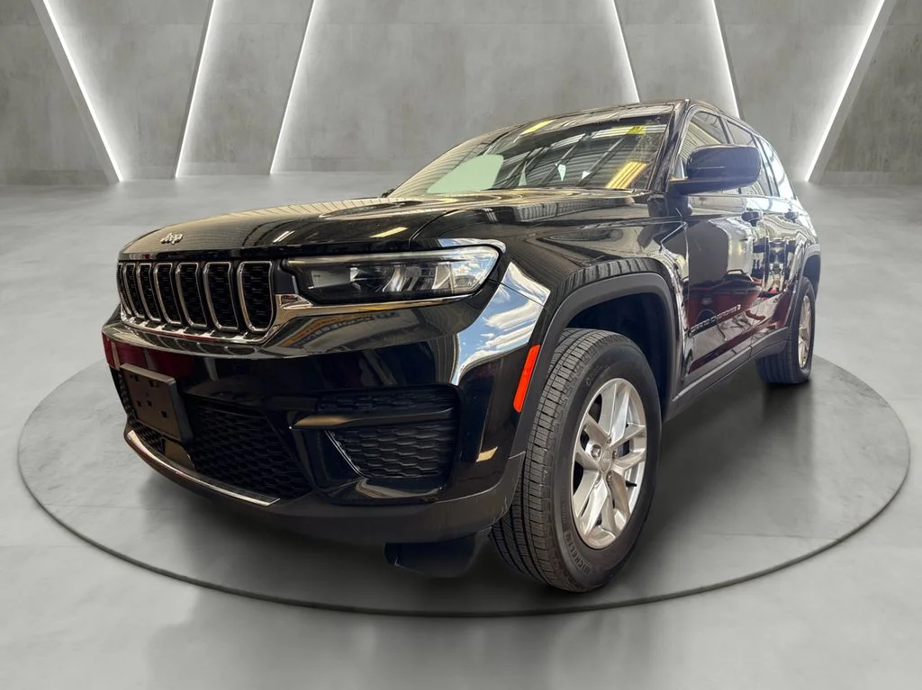 Used 2023 Black Jeep Laredo image 3