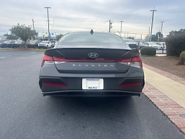 Used 2025 Gray Hyundai SEL Sport image 8