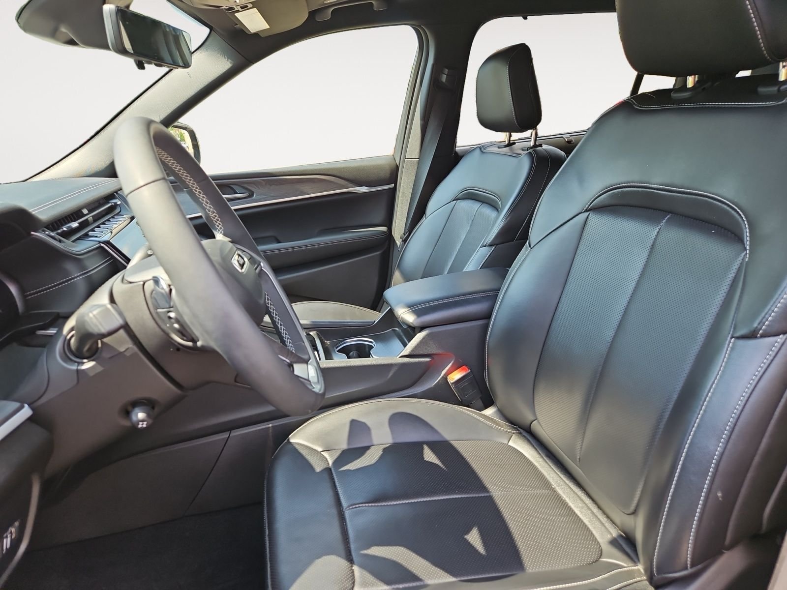 Used 2024 Gray Jeep Limited image 9