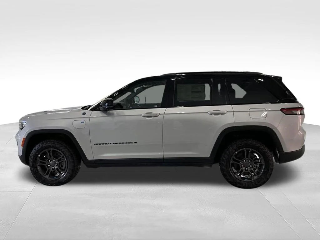 New 2024 Silver Zynith Exterior Paint Jeep Trailhawk 4xe image 10