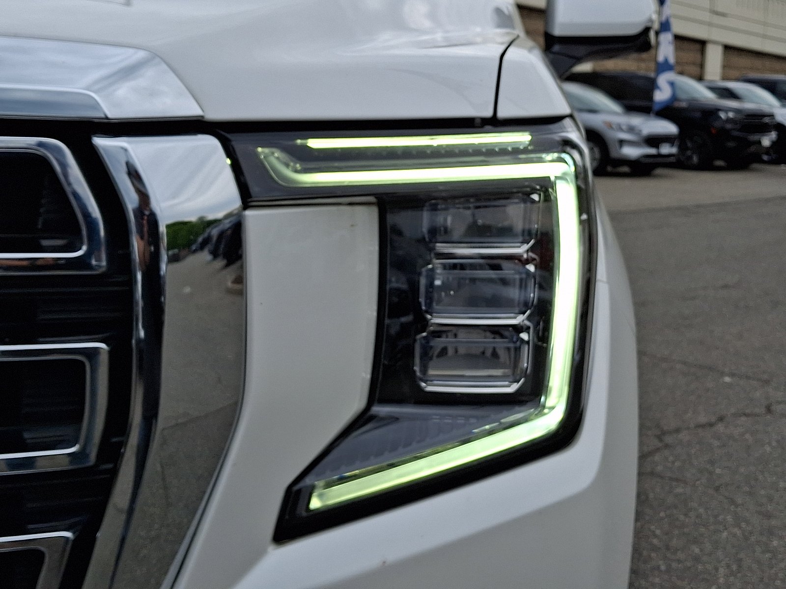 Used 2022 White Frost Tricoat - G1W GMC 4WD SLT image 9