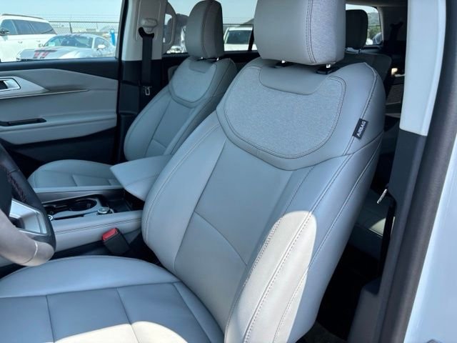New 2026 Star White Metallic Tri-Coat Ford Active image 12