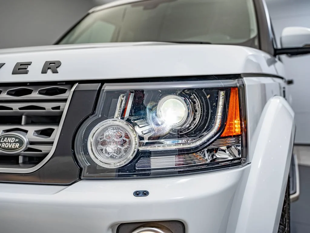 Used 2016 White Land Rover HSE image 12