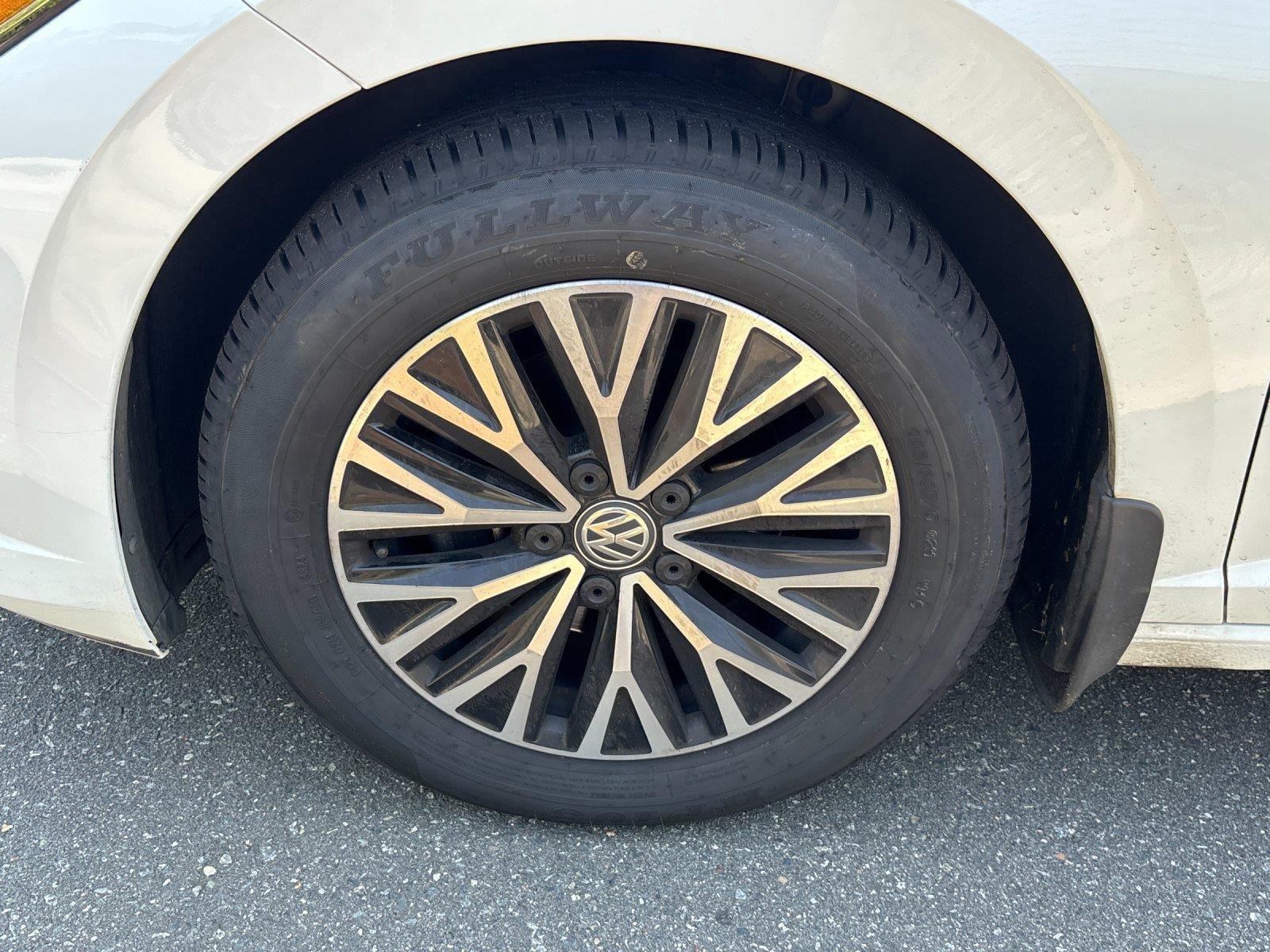 Used 2019 Pure White Volkswagen SE image 9