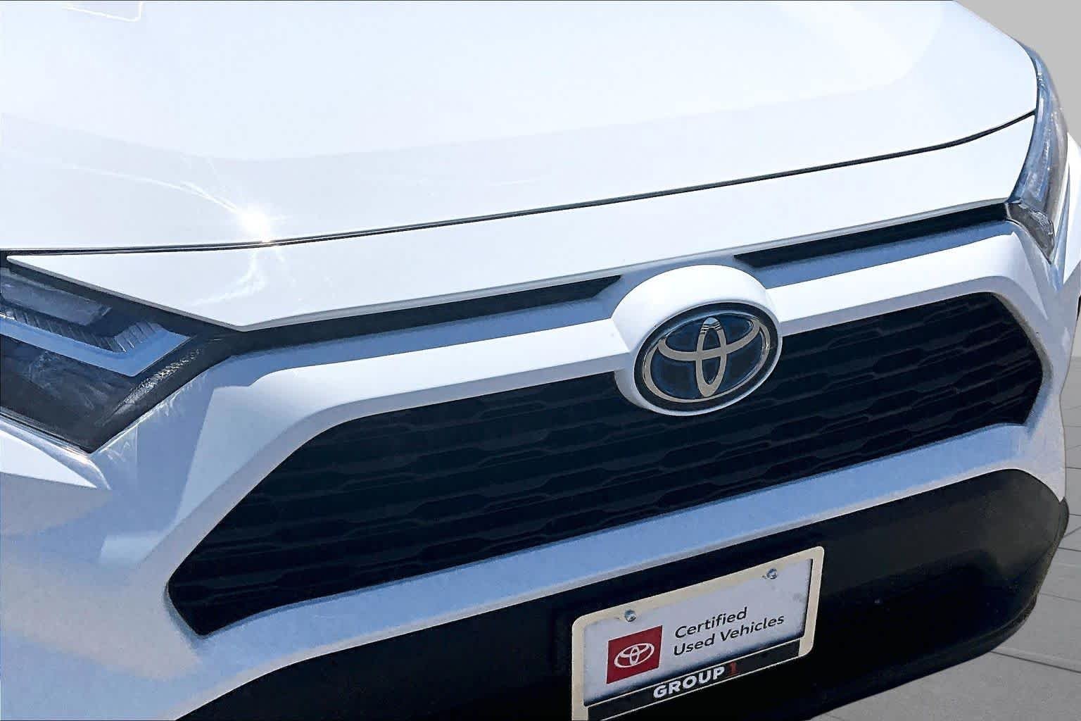 Used 2022 White Toyota Hybrid XLE image 29