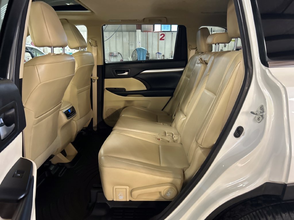 Used 2015 White Toyota XLE V6 image 26