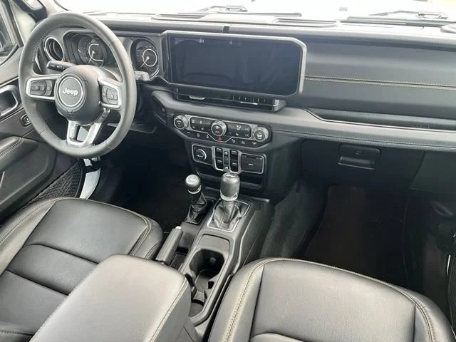 Used 2025 White Jeep Sahara image 18