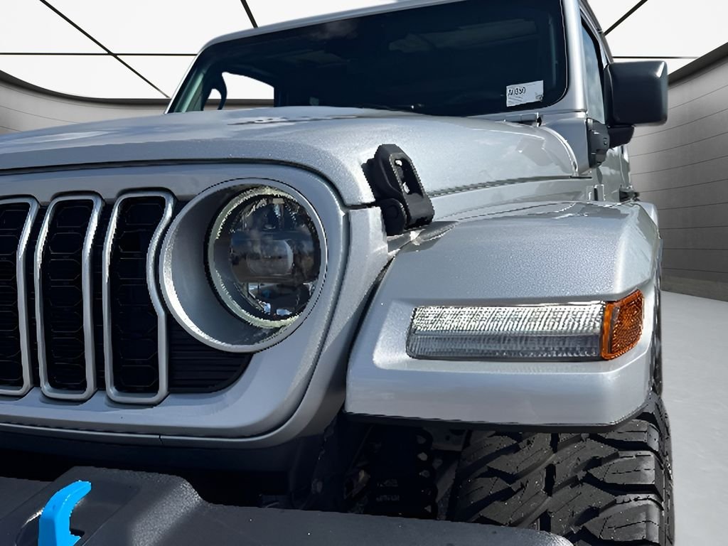 Used 2024 Silver Zynith Clearcoat Jeep Sahara image 31