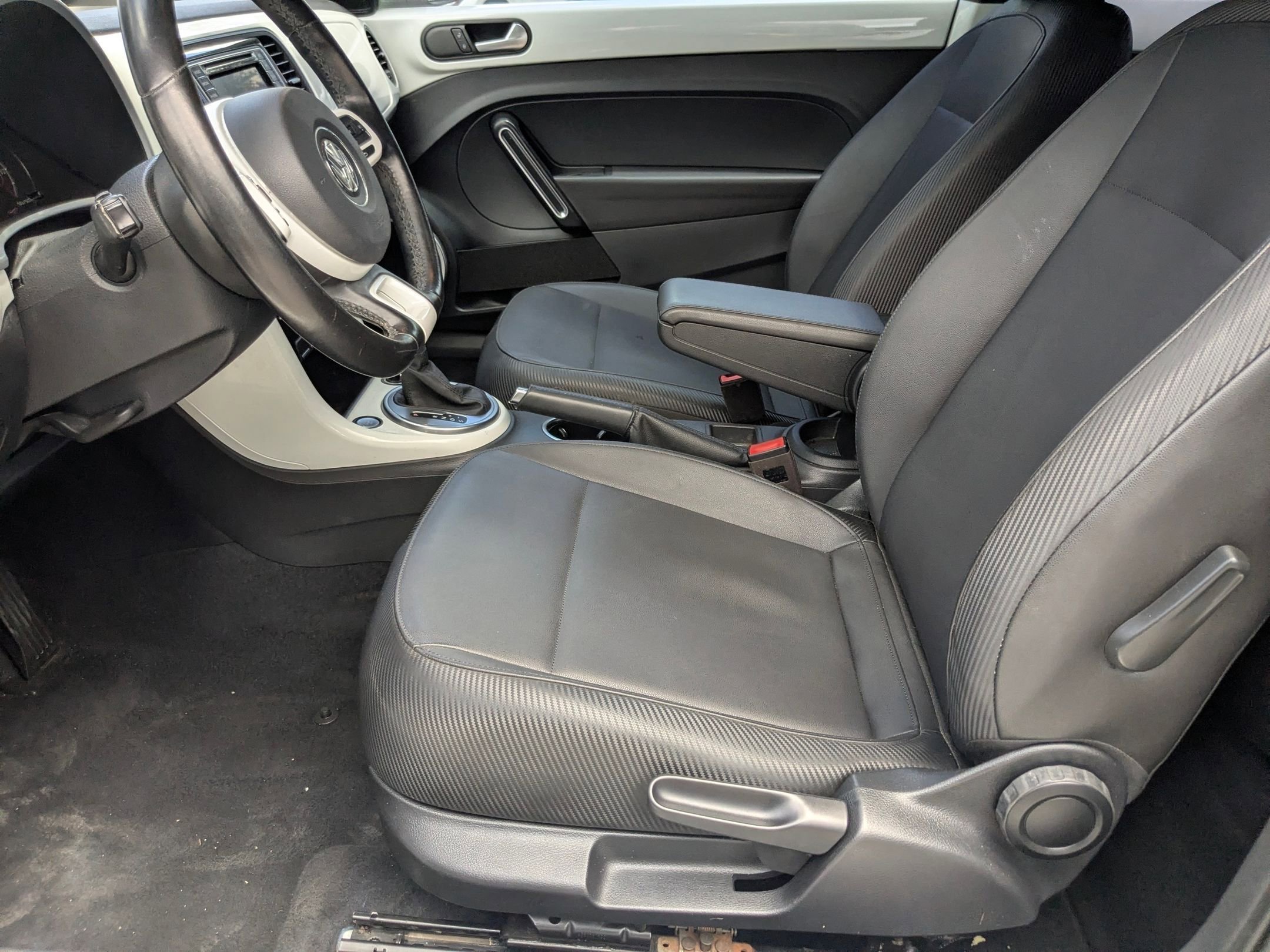 Used 2019 Pure White Volkswagen SE image 9