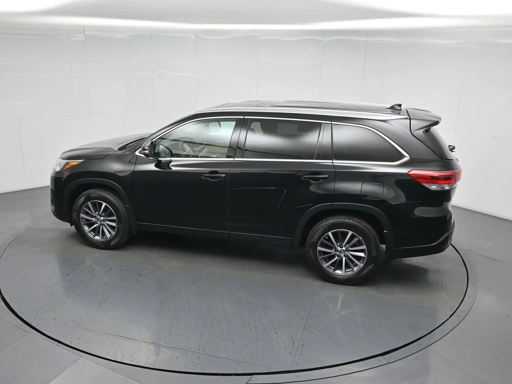 Used 2018 Black Toyota XLE image 45